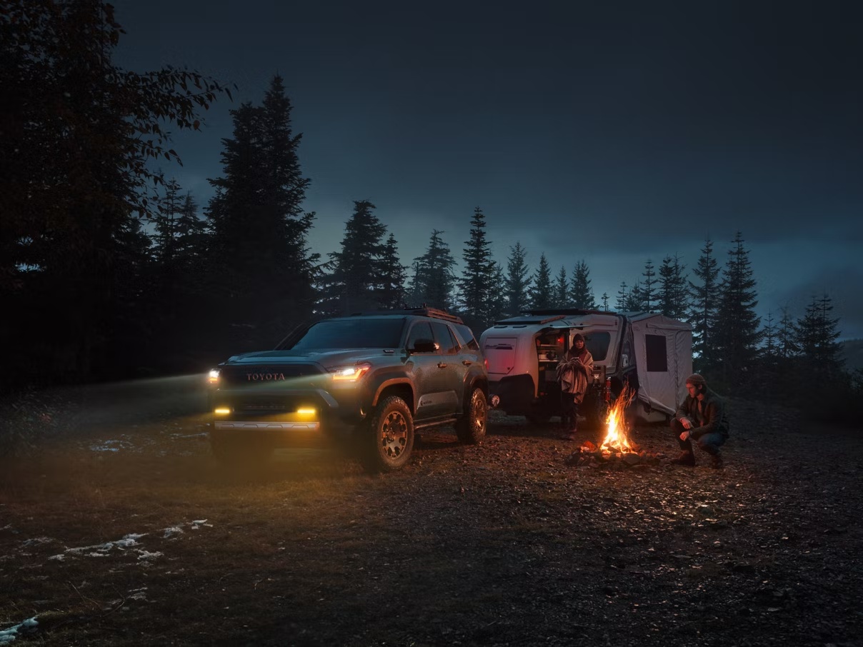 Toyota 4Runner HEV en campamento nocturno