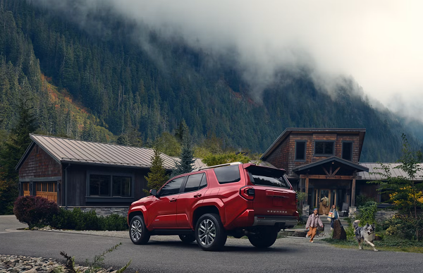 Toyota 4Runner HEV frente a cabaña