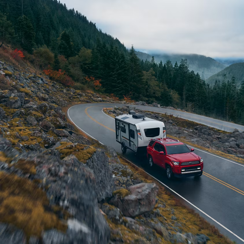 Toyota 4Runner HEV remolcando en carretera de montaña