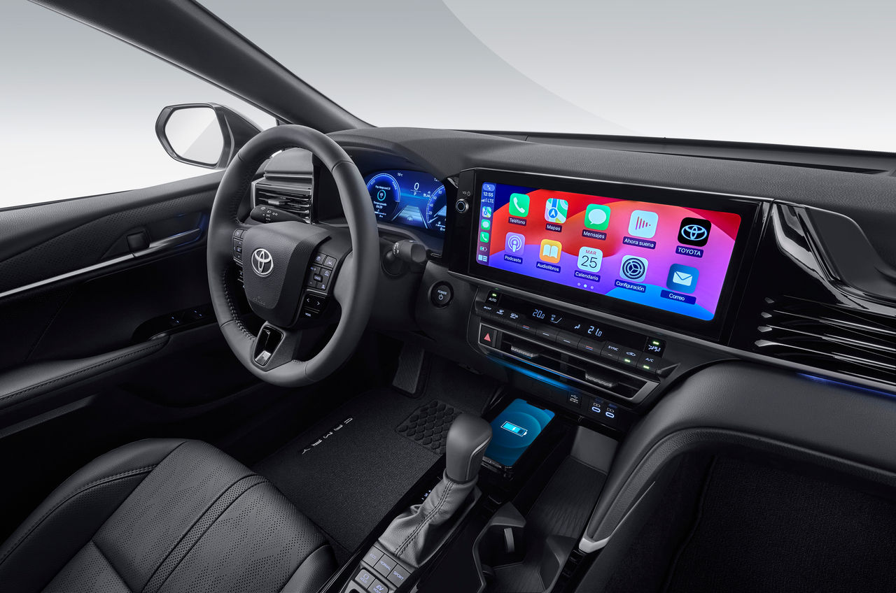 Interior de Toyota Camry HEV con pantalla multimedia