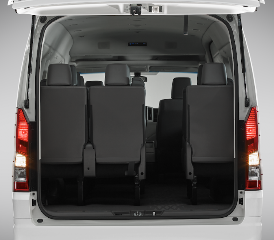 Interior trasero de Toyota Hiace con puerta hatch abierta