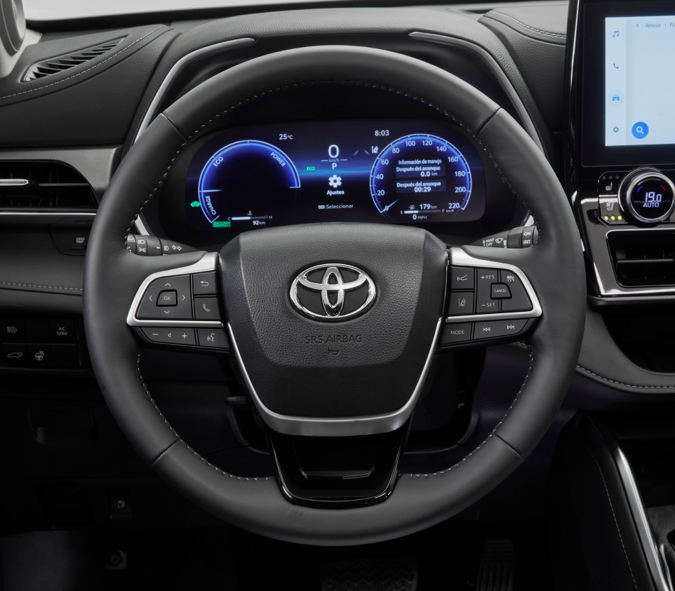 Volante y tablero de Toyota Highlander HEV