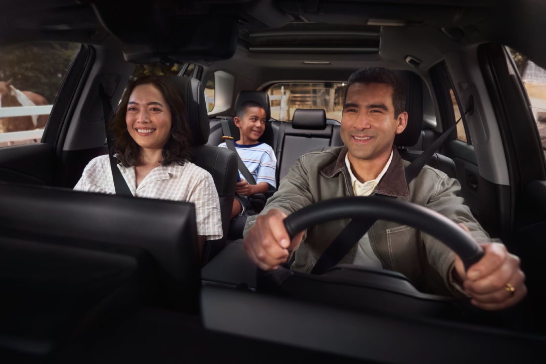 Familia viajando en Toyota RAV4 HEV