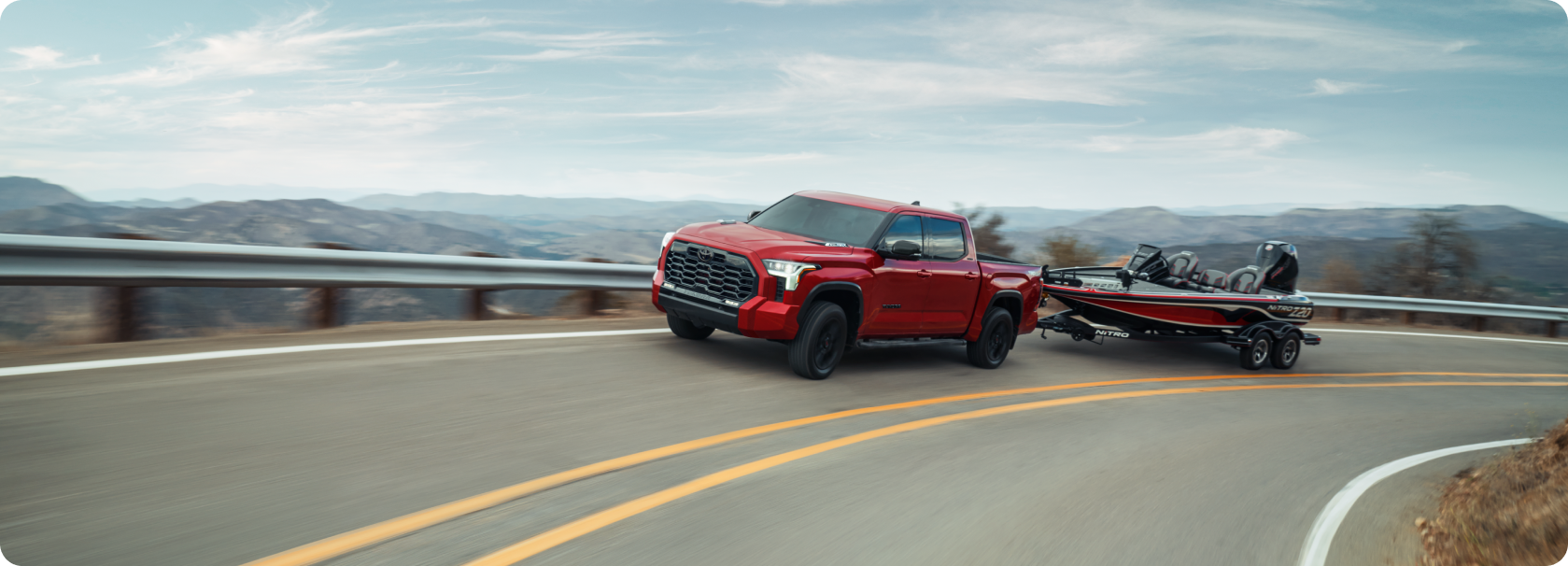 Toyota Tundra HEV remolcando en carretera